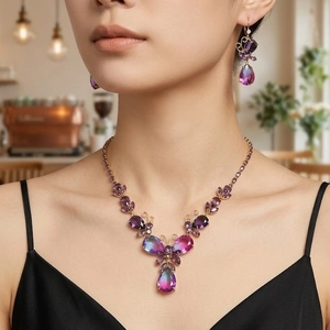 Parure bijoux papillon zircon violet avec collier et boucles d'oreilles sur un mannequin