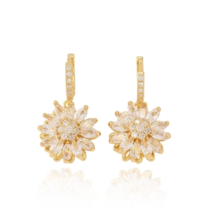 Détail des boucles d'oreilles tournesol avec placage doré et zircons étincelants