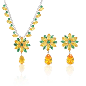 Parure collier et boucles d'oreilles fleurs avec zircons jaunes et verts en argent