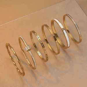 Elegante vergoldete Edelstahl-Armreifen mit römischen Ziffern und Zirkon-Inlay