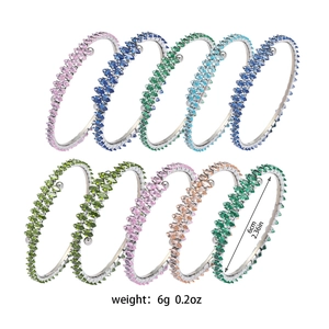 Lot de dix bracelets ouverts en acier inoxydable avec pierres de zircon colorées