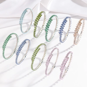 Bracelets joncs en acier inoxydable avec cristaux multicolores sur fond de soie blanche