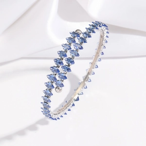 Gros plan d'un bracelet argenté à double rangée avec cristaux bleus en taille marquise