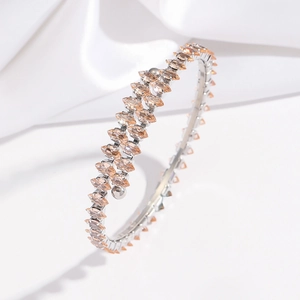 Détail du bracelet enveloppant argenté avec cristaux de marquise champagne et perles lisses