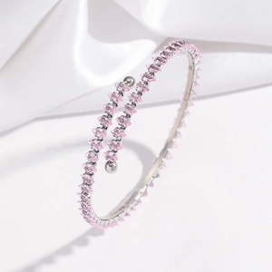 Détail du bracelet ouvert enroulé avec cristaux roses taille marquise en finition argent
