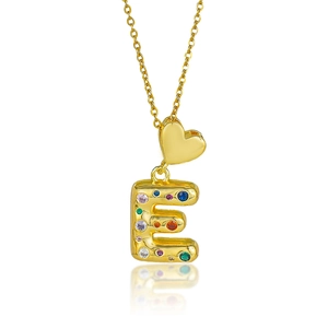 Collier cœur doré avec pendentif lettre E en zircons colorés sur une fine chaîne maille
