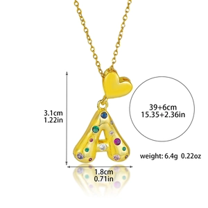 Détail du pendentif lettre A en zircone colorée avec dimensions 3,1 cm haut et 1,8 cm large