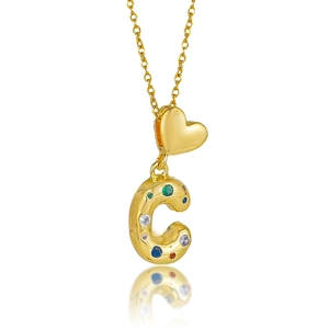 Détail du collier doré avec pendentif cœur et lettre C orné de zircons multicolores brillants