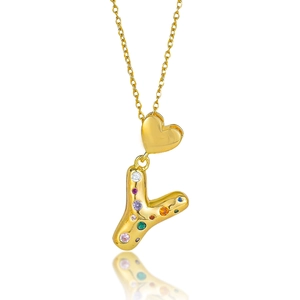 Détail du collier en or 18 carats avec pendentif lettre L et zircons colorés
