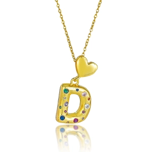 Détail du pendentif cœur doré avec une lettre D sertie de pierres colorées fines