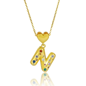 Gros plan du pendentif lettre N doré orné de pierres de zircone multicolores