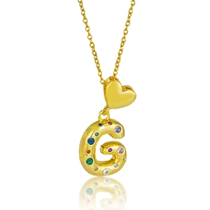 Vue détaillée du pendentif cœur doré et lettre G avec zircons colorés sur une chaîne fine