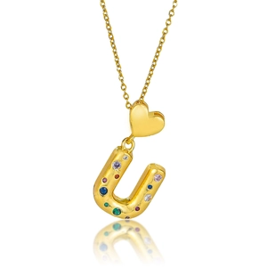 Détail d'un pendentif cœur doré et lettre U sertie de pierres colorées sur une chaîne