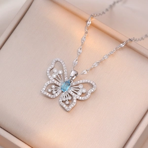 Collana con farfalla in argento, zircone azzurro e cristalli su astuccio per gioielli
