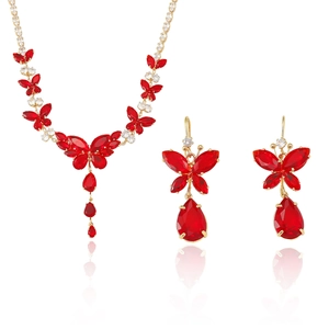 Parure de bijoux dorés avec collier papillon et boucles d'oreilles aux pierres rouges