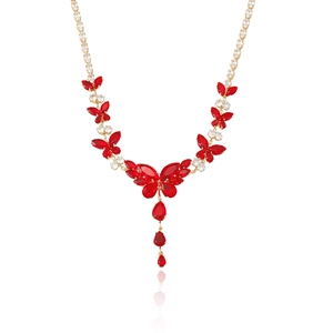 Collier doré avec pendentifs papillon rouges et cristaux en forme de larme