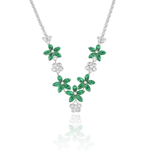 Elegante collar con pétalos de flores de circón verde y detalles de piedras blancas