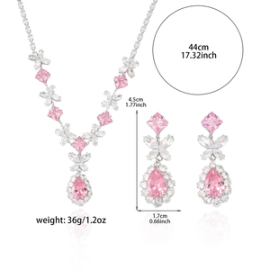 Parure collier et boucles d'oreilles papillon en pierres roses avec dimensions
