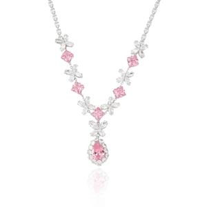 Collier en argent avec pendentif goutte rose et motif floral en zircon sur fond blanc