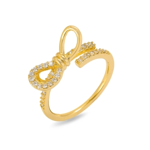 Detailaufnahme des goldenen Schleifenrings mit funkelnden Kristallen und offenem Reif