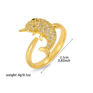 Verstellbarer goldener Delfinring mit Zirkonia-Besatz und Größenangaben in Weiß