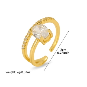 Gros plan d'une bague dorée réglable avec zircon ovale et détails de bande double