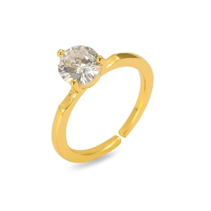 Vue détaillée d'une bague dorée réglable avec un grand zircon rond serti de quatre griffes