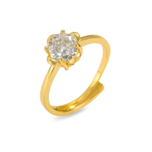 Détail d'une bague dorée ajustable avec zircon rond serti en forme de fleur