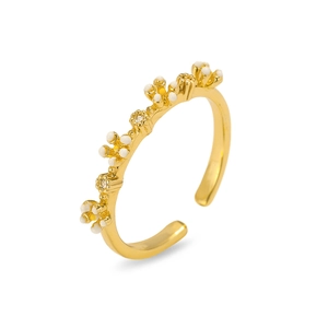 Dettaglio dell'anello regolabile a fiori dorato con petali in smalto bianco e giallo