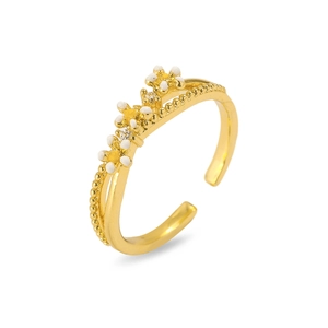 Dettaglio dell'anello floreale dorato con zirconi e petali in smalto bianco