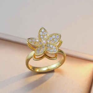 Anello a fiore rotante in zircone dorato con petali a doppio strato e perla centrale