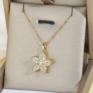 Collana con ciondolo a fiore rotante in zircone dorato in scatola per gioielli