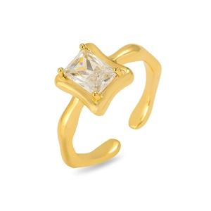 Détail macro d'une bague dorée ondulée ornée d'un grand zircon carré avec serti à griffes