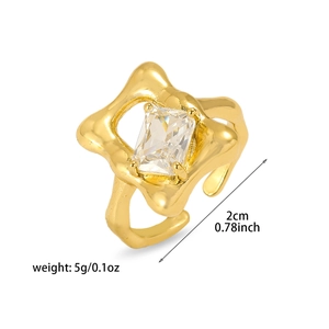 Bague ouverte goutte d'eau dorée avec texture lave et cristal rectangulaire détaillé