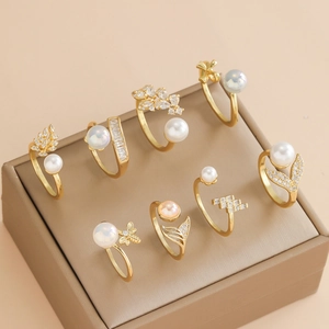 8er-Set goldene verstellbare Ringe mit Perlen und Zirkonia in Blattmotiven