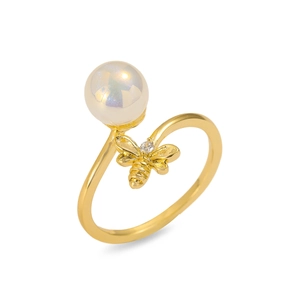 Detailansicht goldener offener Ring mit schillernder Perle und kleiner Zirkonia-Biene