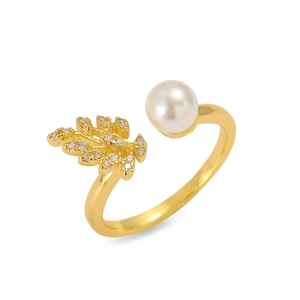 Detailansicht Goldener Ring mit weißer Perle und Zirkonia-Blatt auf weißem Hintergrund