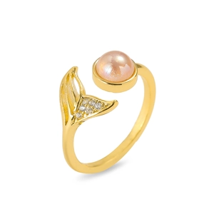 Detailsansicht des verstellbaren Goldrings mit Meerjungfrauenschwanz, Zirkonia und Perle