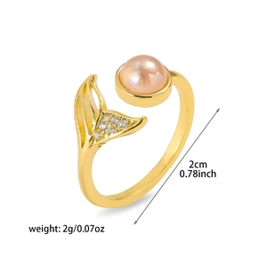 Detailansicht goldener Ring mit Zirkonia-Fischschwanz und schimmernder Perle, verstellbar