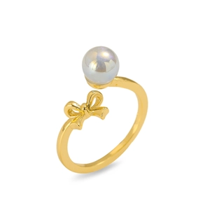 Goldener verstellbarer Ring mit asymmetrischer Schleife und schillernder Perle auf Weiß