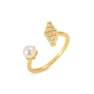 Detail eines verstellbaren Goldrings mit weißer Perle und quadratischen Zirkonia Akzenten