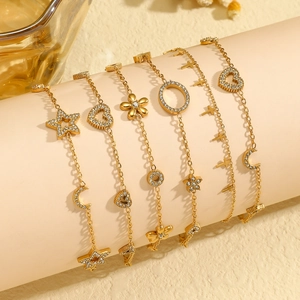 Ensemble de six bracelets en acier titane doré avec breloques étoile, lune et fleurs