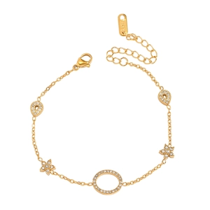 Détail d'un bracelet en acier inoxydable doré avec des pendentifs en forme de cœur et étoile