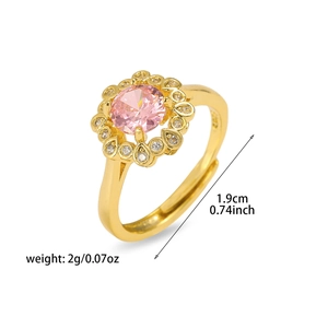 Detail eines verstellbaren Blumenrings mit rosa Edelstein und S925-Silberstempel
