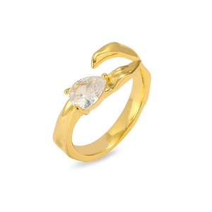 Detail eines verstellbaren Goldrings mit Zirkonia in Birnenform und organischer Textur