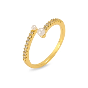 Vue détaillée d'une bague dorée ouverte avec deux perles blanches et des accents en zircon
