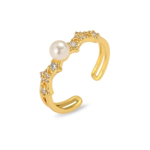 Détail d'une bague dorée ajustable avec perle centrale et pavé de zircons
