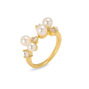 Détail d'une bague dorée ornée de perles de tailles variées et de pierres zircon