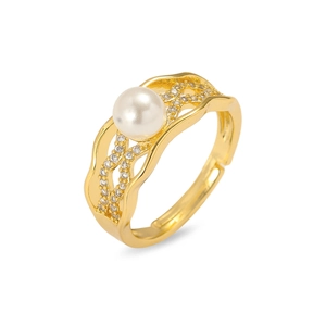 Bague réglable dorée ondulée avec perle blanche et oxydes de zirconium scintillants