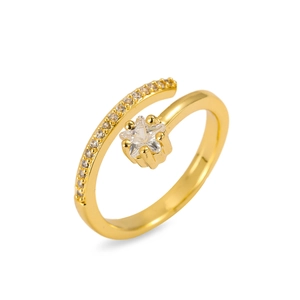 Bague ajustable dorée avec étoile en zircon et pavé de pierres sur fond blanc pur